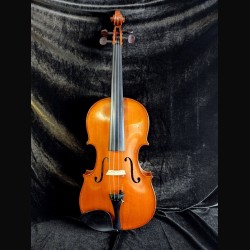 скрипка с надписью Nicolas...